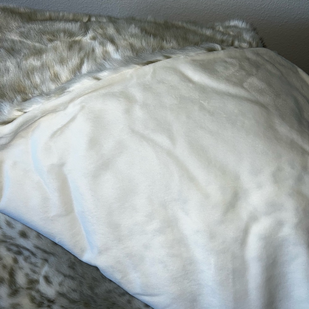 NWOT Limited Edition Lynx Faux Fur Throw 60”x72” - Picture 8 of 11